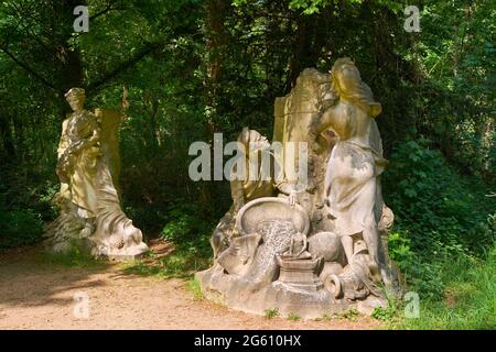 France, Paris, jardin d'Agronomie tropicale dans le Bois de Vincennes accueille les vestiges de l'exposition coloniale de 1907, les fragments du Monument à la gloire de l'expansion coloniale française ou à la Grande France Banque D'Images