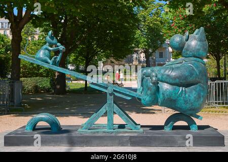 France, Paris, avenue des champs-Élysées, le Cat by Philippe Geluck, exposition itinérante en plein air le Chat déambule Banque D'Images