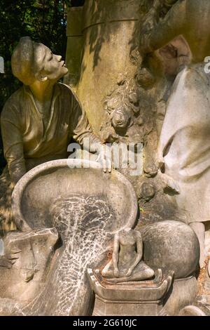 France, Paris, jardin d'Agronomie tropicale dans le Bois de Vincennes accueille les vestiges de l'exposition coloniale de 1907, les fragments du Monument à la gloire de l'expansion coloniale française ou à la Grande France Banque D'Images