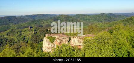 France, Bas Rhin, Parc naturel régional des Vosges du Nord (Parc naturel régional des Vosges du Nord, Wingen, ruines du château de Loewenstein et ruines du château de Fleckenstein datant du XIIe siècle en arrière-plan (vue aérienne) Banque D'Images