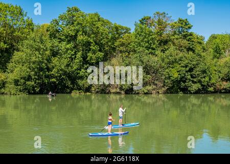 France, Seine Saint Denis, Noisy le Grand, les bords de la Marne, Parc départemental de la haute-Ile, paddle Banque D'Images