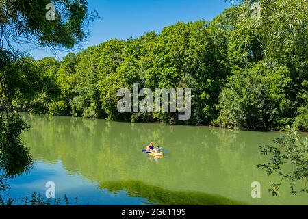 France, Seine Saint Denis, Noisy le Grand, les bords de la Marne, Parc départemental de la haute-Ile, canoë Banque D'Images