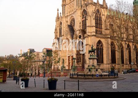 France, Meurthe et Moselle, Nancy, place Saint-Epvre avec l'église Saint-Epvre et la fontaine avec la statue de René II, victorieuse de Charles le gras sur la bataille de Nancy en 1477 Banque D'Images