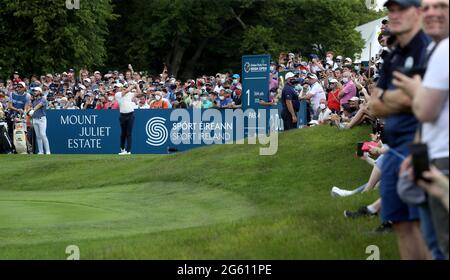 Tommy Fleetwood (à gauche) et Rory McIlroy sur le 1er tee pendant le premier jour de l'Open d'Irlande duty Free de Dubaï au parcours de golf Mount Juliet Estate, Thomastown, Co Kilkenny. Date de la photo : jeudi 1er juillet 2021. Banque D'Images