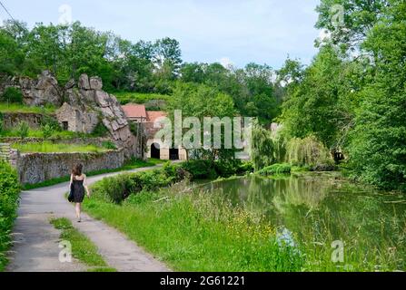 France, Côte d'Or, Semur en Auxois, cité médiévale, Quai Baudon le long de l'Armancon Banque D'Images