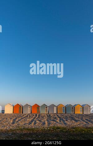 France, somme (80), Baie de somme, Cayeux-sur-mer, les cabines de plage colorées le long de la plus longue promenade d'Europe Banque D'Images