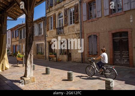 France, Gers, Simorre, Alley et maisons de village Banque D'Images