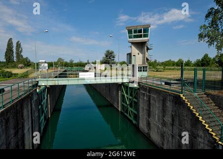 France, Haut Rhin, Nieffer, canal Rhône-Rhin, écluse de Kembs Niffer, Tour de contrôle et bâtiment administratif construits par le Corbusier en 1961 Banque D'Images