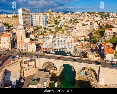 France, Bouches du Rhône, Marseille, quartier Endoume, Vallon des Auffes, Corniche du président John Fitzgerald Kennedy, (vue aérienne) Banque D'Images