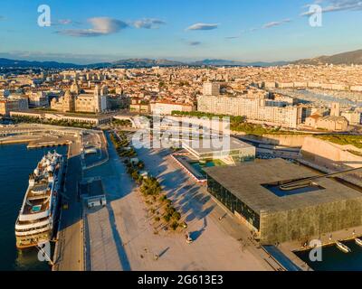 France, Bouches du Rhône, Marseille, zone Euroméditerranée, Esplanade J4, La Villa Mediterranee et le MuCEM (vue aérienne) Banque D'Images