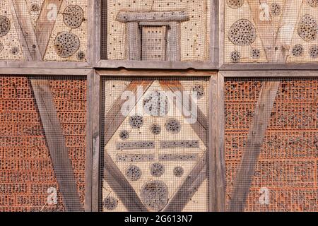 France, Bas Rhin, Beinheim, grand hôtel d'insectes, refuge d'insectes fait de matériaux différents (briques, roseaux, pierres, bois), refuge et terrain de reproduction pour de nombreux animaux, en particulier les insectes hyménoptères Banque D'Images