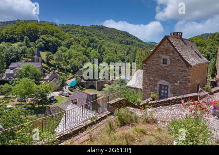 France, Aveyron, village de Belcastel, ancienne étape sur la route de Saint-Jacques-de-Compostelle, village marqué comme l'un des plus beaux villages de France, UNE vue du haut du village avec au bas de l'église Sainte-Marie-Madeleine, église du XVe siècle Banque D'Images