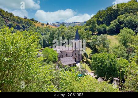 France, Aveyron, village de Belcastel, ancienne étape sur la route de Saint-Jacques-de-Compostelle, village marqué comme l'un des plus beaux villages de France, UNE vue du haut du village avec au bas de l'église Sainte-Marie-Madeleine, église du XVe siècle Banque D'Images