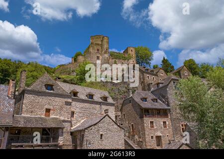 France, Aveyron, village de Belcastel, ancienne étape sur la route de Saint-Jacques-de-Compostelle, village marqué comme l'un des plus beaux villages de France, château médiéval de Belcastel restauré à la fin des années 1970 par l'architecte Fernand Pouillon, au-dessus du village Banque D'Images