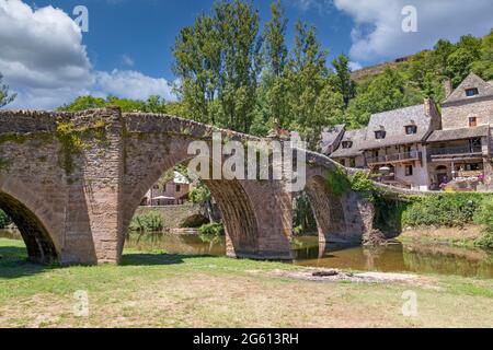 France, Aveyron, village de Belcastel, ancienne étape sur la route de Saint-Jacques-de-Compostelle, village marqué comme l'un des plus beaux villages de France, pont en pierre du XVe siècle au-dessus de l'Aveyron Banque D'Images