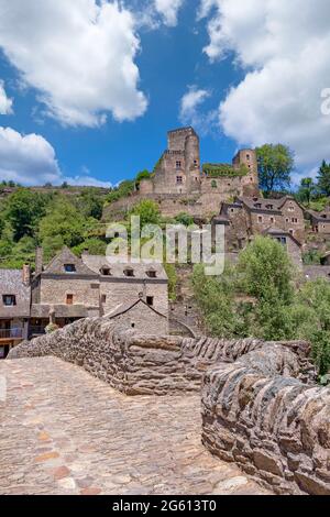 France, Aveyron, village de Belcastel, ancienne étape sur la route de Saint-Jacques-de-Compostelle, village marqué comme l'un des plus beaux villages de France, Pont en pierre du XVe siècle au-dessus de l'Aveyron et en arrière-plan le château médiéval de Belcastel restauré à la fin des années 1970 par l'architecte Fernand Pouillon, au-dessus du village Banque D'Images