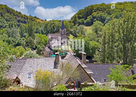 France, Aveyron, village de Belcastel, ancienne étape sur la route de Saint-Jacques-de-Compostelle, village marqué comme l'un des plus beaux villages de France, UNE vue du haut du village avec au bas de l'église Sainte-Marie-Madeleine, église du XVe siècle Banque D'Images