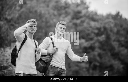 Amis hitchrankers voyager. Geste de randonnée. Commencez la grande aventure dans votre vie avec la randonnée. Les voyageurs de la société s'en rendent à la randonnée Banque D'Images