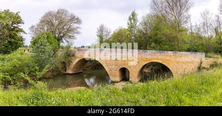 France, Gers, Larresingle, les plus Beaux villages de France (les plus beaux villages de France), pont de Lartigue à 1000 km de Saint-Jacques-de-Compostelle, classé au patrimoine mondial par l'UNESCO dans le cadre des Saint-Jacques-Pilgrim Ways Banque D'Images