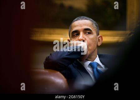 WASHINGTON DC, États-Unis - 22 décembre 2010 - le président américain Barack Obama écoute lors d'une réunion avec son personnel dans la salle Roosevelt de la Maison Blanche Banque D'Images