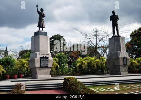 Statue de Ninoy et Cory Aquino Monument à Plaza Roma Garden Park pour les Philippins et les voyageurs étrangers Voyage visite à la place Intramuros à Maynila Banque D'Images