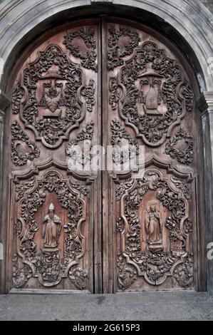 Ancienne porte vitrée en bois sculptant de l'église Convento de san agustin ou du sanctuaire archidiocésain de Nuestra pour les Philippins voyageurs étrangers Voyage vis Banque D'Images