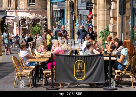 Édimbourg, Écosse, Royaume-Uni. 1er juillet 2021. Les températures chaudes et le soleil ont attiré de nombreux membres du public vers les cafés et bars extérieurs d'Édimbourg et vers le nouveau centre commercial du quartier St James qui a ouvert ses portes la semaine dernière. Pic; les cafés et bars extérieurs, comme Scran, sur Cockburn Street étaient très fréquentés. Iain Masterton/Alay Live News Banque D'Images