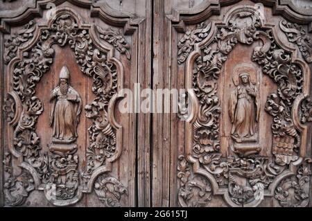 Ancienne porte vitrée en bois sculptant de l'église Convento de san agustin ou du sanctuaire archidiocésain de Nuestra pour les Philippins voyageurs étrangers Voyage vis Banque D'Images