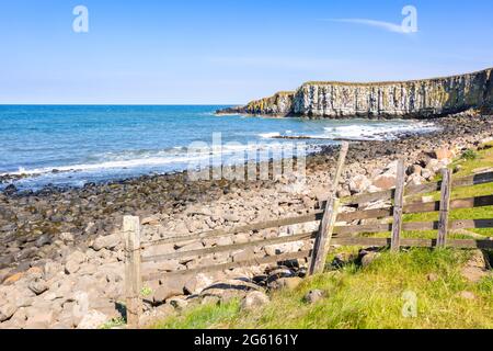 La côte de Northumberland par une belle journée d'été. ROYAUME-UNI Banque D'Images