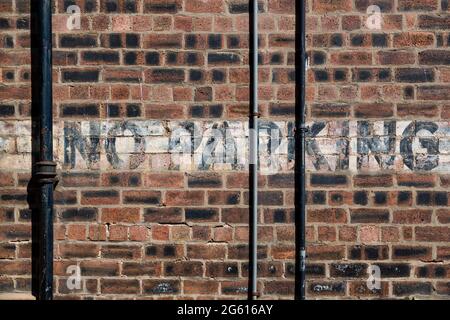 Pas de panneau de parking peint sur un vieux mur de briques, Royaume-Uni, Europe Banque D'Images