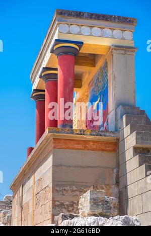 Palais Minoen avec chargement de la fresque de taureau à Knossos en Crète, Grèce Banque D'Images