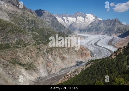 Vue sur le glacier d'Aletsch depuis le sentier de randonnée du Valais Banque D'Images