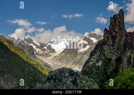 Vue depuis le sentier de randonnée vers le glacier Fiescher. Banque D'Images