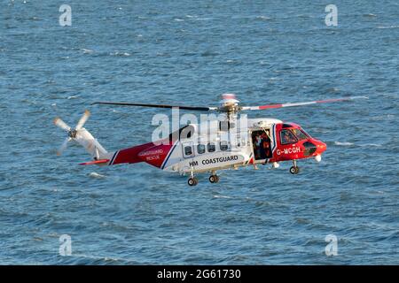 Sikorsky S-92a exercice de garde-côtes sur la côte du Yorkshire. Banque D'Images