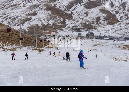 Piste de ski avec les gens ski, Erciyes, Kayseri, Turquie Banque D'Images