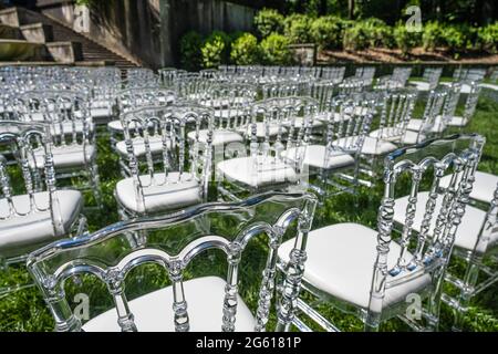 Les sièges pour événements de mariage sont baignés de soleil sur la pelouse en terrasse située sous les fontaines du manoir Swan House à Buckhead, Atlanta, Géorgie. Banque D'Images