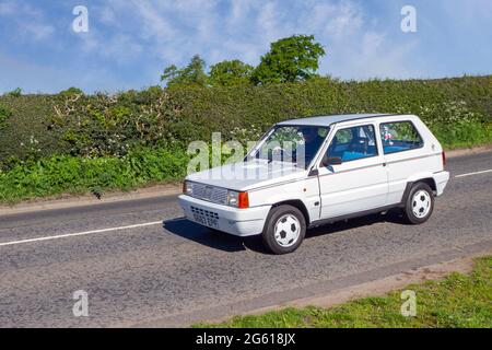 1990 90s blanc Fiat Italia 90 4 vitesse manuelle 2dr, 769 cc essence petite voiture de ville en route vers Capesthorne Hall Classic Mai exposition de voiture, Cheshire, Royaume-Uni Banque D'Images