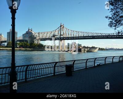 Le pont de la 59ème rue, également connu sous le nom de pont Queensboro, vu de Roosevelt Island. Copier l'espace. Banque D'Images