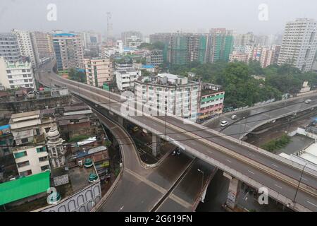 Dhaka, Bangladesh. 1er juillet 2021. Le survol de Moghbazar-Mouchak à Dhaka est dégagé de la circulation le jeudi 1er juillet 2021, le premier jour d'un confinement national pour enrayer une augmentation des cas de coronavirus et des décès. Credit: Suvra Kanti Das/ZUMA Wire/Alay Live News Banque D'Images