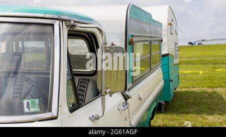 Un vieux ramassage avec une remorque de camping Banque D'Images