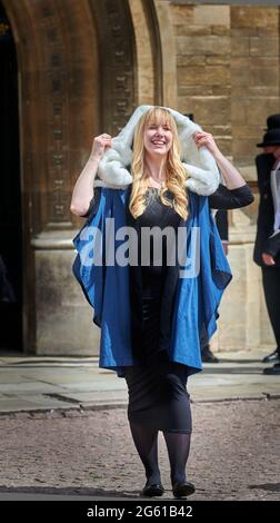 Une étudiante pose pour une photographie le jour de sa remise des diplômes à Gonville et Caius College, université de Cambridge, Angleterre. Banque D'Images