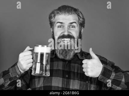 Rafraîchissez votre esprit. Hipster moderne s'ivre. Boisson de bienvenue. L'homme barbu brutaux boit de la bière. Brasserie. Bar barman. Homme tient une tasse de bière Banque D'Images