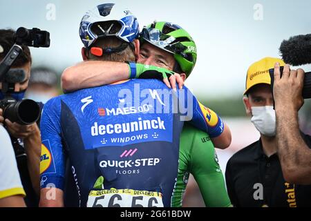 British Mark Cavendish de Deceuninck - Quick-Step et Belge Tim Declercq de Deceuninck - Quick-Step Célébrez après avoir remporté la sixième étape du 1 Banque D'Images