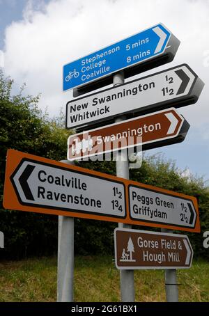 Swannington, Leicestershire, Royaume-Uni. 1er juillet 2021. Des panneaux d'information touristique indiquent le chemin vers le Hough Mill et l'Incline Swannington. L'est de Swannington Banque D'Images