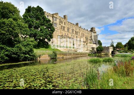Château de Warwick sur la rivière Avon dans le Warwickshire. Banque D'Images