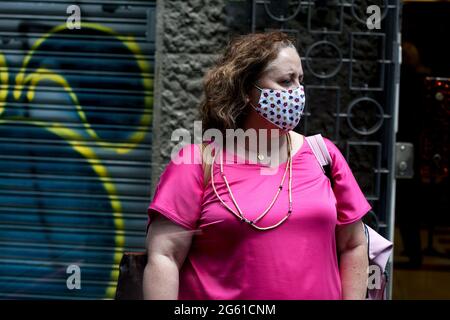 Femme attendant à l'arrêt de bus, Barcelone, Espagne. Banque D'Images
