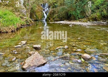 Cascade sur la rivière Einion au four Dyfi à Ceredigion, au pays de Galles Banque D'Images