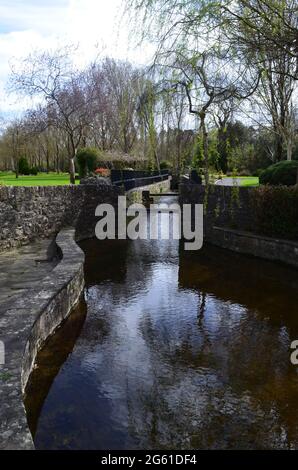 La piscine est un parc public à Adare Village Ireland. Banque D'Images
