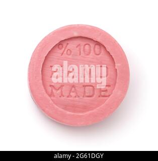Vue de dessus de la ronde rose, savon naturel fait à la main isolé sur blanc Banque D'Images