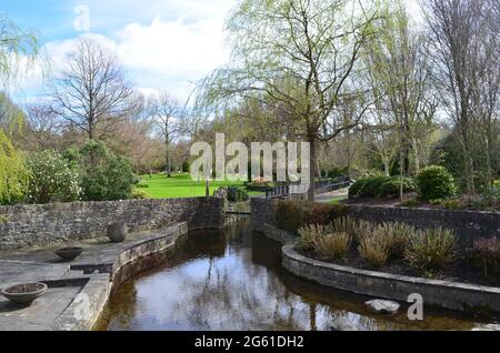 Piscine avec un ruisseau sinueux à Adare Village Ireland. Banque D'Images